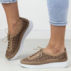 Beżowe skórzane półbuty damskie T.Sokolski 714. Brązowe półbuty damskie Sokolski, na lato, w ażurowe wzory, z materiału, bez obcasa, bez zapięcia. Za 249.00 zł.
