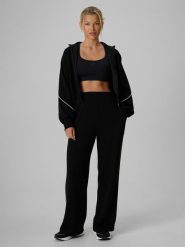4F Spodnie kibica z szerokimi nogawkami damskie - czarne XL. Czarne spodnie dresowe damskie 4F, bez wzorów, z dresówki. Za 159.99 zł.