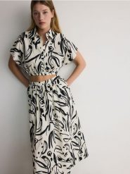Krótka koszula kimono - czarny. Czarne koszule damskie Reserved, l, bez wzorów, z bawełny, bez kołnierzyka, bez ramiączek. W wyprzedaży za 25.99 zł.