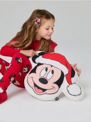 Poduszka w kształcie głowy Mickey Mouse z czapką Świętego Mikołaja - biały. Białe czapki damskie Sinsay, bez wzorów. Za 35.99 zł.