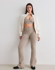 Damskie leginsy bezszwowe prążkowane rozszerzane wysoki stan squat proof beżowe. Brązowe legginsy sportowe damskie Aim'n, s, bez wzorów, z dzianiny, z podwyższonym stanem, na fitness i siłownię. Za 297.00 zł.