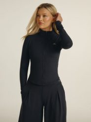 4F Bluza slim bez kaptura damska 4F x Anna Lewandowska - czarna S. Czarne bluzy damskie 4F, l, bez wzorów, z dzianiny. Za 169.99 zł.