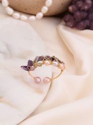 Pierres de Jade Pozłacany pierścionek z perłami i ametystami rozmiar: onesize. Białe pierścionki damskie Pierres de Jade, z ametystem, pozłacane. Za 30.99 zł.