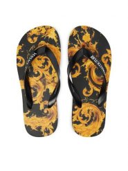 Versace Jeans Couture Japonki 80VA3SQ7 ZSS80 Czarny. Czarne klapki damskie Versace Jeans Couture, bez wzorów, z jeansu, bez obcasa, bez zapięcia. Za 269.99 zł.