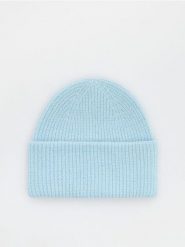 Czapka beanie - jasnoniebieski. Niebieskie czapki damskie Reserved, bez wzorów. W wyprzedaży za 32.99 zł.
