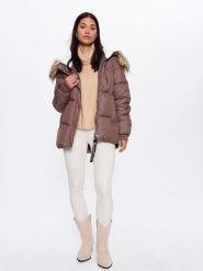 Bébé Kurtka zimowa w kolorze jasnoróżowym rozmiar: L. Różowe kurtki damskie bebe, na zimę, l, bez wzorów, z puchu, bez kaptura. Za 152.99 zł.