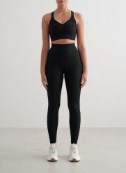 Damskie legginsy prążkowane, wysoki stan, boczna kieszeń Performance czarne. Czarne legginsy damskie Aim'n, xs, bez wzorów, z elastanu. Za 297.00 zł.