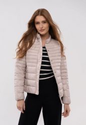Kurtka pikowana casual J-COMO. Brązowe kurtki sportowe damskie Volcano, m, bez wzorów, z materiału, bez kaptura. Za 289.99 zł.
