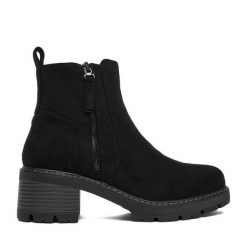 Botki Clara Barson. Czarne botki damskie Clara Barson, bez obcasa, na słupku, bez zapięcia. Za 159.99 zł.