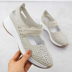 Skórzane półbuty ażurowe na rzep beżowe Rieker N4382-60. Brązowe półbuty damskie Rieker, w ażurowe wzory, ze skóry, bez obcasa, bez zapięcia. Za 329.00 zł.