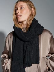 OPUS Szal w kolorze czarnym rozmiar: onesize. Czarne szaliki damskie Opus, bez wzorów, z materiału. Za 86.99 zł.