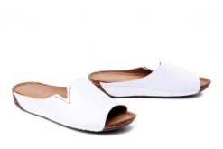 ARTIKER RELAKS 58C3223 biały, klapki damskie. Białe klapki damskie Artiker Relaks, bez wzorów, ze skóry, bez obcasa, na koturnie, bez zapięcia. Za 184.90 zł.