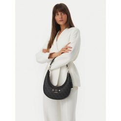 Torebka Guess. Czarne torebki klasyczne damskie Guess, bez dodatków. Za 584.99 zł.