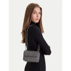 Torebka Guess. Szare torebki wieczorowe damskie Guess, z aplikacjami, bez dodatków. Za 399.99 zł.