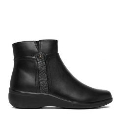 Botki Clara Barson. Czarne botki damskie Clara Barson, bez obcasa, na płaskiej podeszwie, bez zapięcia. Za 119.99 zł.