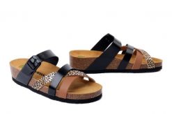 DR. BRINKMANN 700904-01 schwarz, klapki damskie. Czarne klapki damskie Dr. Brinkmann, bez wzorów, bez obcasa, na koturnie, bez zapięcia. Za 165.67 zł.