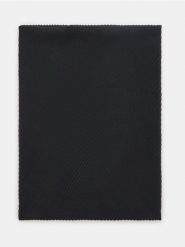 Prążkowany szalik - czarny. Czarne szaliki damskie Sinsay, bez wzorów, prążkowane. Za 19.99 zł.