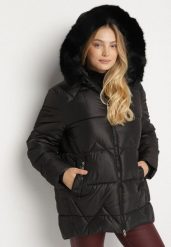 Czarna Pikowana Kurtka z Kapturem z Futerkiem Tevea. Czarne kurtki damskie Born2be, plus size, bez wzorów, z dzianiny, z kapturem. Za 219.99 zł.