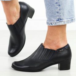 Granatowe Polskie półbuty damskie Gregors 789. Niebieskie półbuty damskie GREGORS, bez wzorów, ze skóry, bez obcasa, na koturnie, bez zapięcia. Za 359.00 zł.