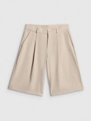 4F Spodenki casual damskie - kremowe M. Białe szorty damskie 4F, bez wzorów, z tkaniny, z podwyższonym stanem. Za 169.99 zł.