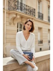 ASSUILI Kardigan w kolorze białym rozmiar: 40. Białe kardigany damskie Assuili, bez wzorów. Za 100.99 zł.