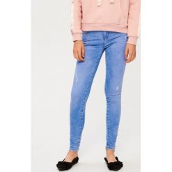 Jeansy slim fit z przetarciami - Niebieski. Niebieskie jeansy damskie Sinsay. W wyprzedaży za 79.99 zł.