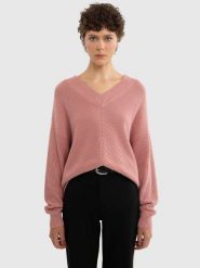 Sweter damski z wiskozy z dekoltem v-neck różowy Cyntiana 600. Czerwone swetry klasyczne damskie Big Star, l, ze skóry, bez kołnierzyka. W wyprzedaży za 159.99 zł.