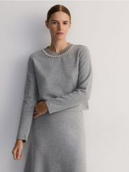 Bluza z ozdobnym dekoltem - ciemnoszary. Szare bluzy damskie Reserved, l, bez wzorów, z bawełny, bez kaptura. W wyprzedaży za 89.99 zł.