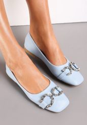 Niebieskie Wsuwane Balerinki z Metalową Ozdobą i Kwadratowym Noskiem Vanle. Niebieskie balerinki damskie Renee, z aplikacjami, ze skóry ekologicznej. Za 39.99 zł.