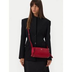 Torebka Guess. Czerwone listonoszki damskie Guess, z aplikacjami, bez dodatków. Za 544.99 zł.