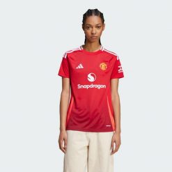 Koszulka Manchester United 24/25 Home. Czerwone bluzki damskie Adidas, xl, bez wzorów, z materiału, bez kołnierzyka, bez ramiączek. W wyprzedaży za 314.30 zł.
