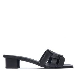 Klapki Furla. Czarne klapki damskie Furla, bez wzorów, bez obcasa, bez zapięcia. Za 1,109.00 zł.