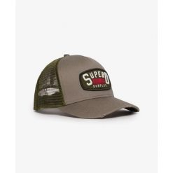 Damska czapka typu trucker Superdry. Szare czapki z daszkiem damskie Superdry, bez wzorów. W wyprzedaży za 131.90 zł.