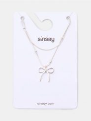 Naszyjniki z kokardką i koralikami 2 pack - srebrny. Szare naszyjniki damskie Sinsay, srebrne. Za 7.99 zł.