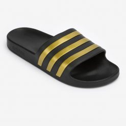 Klapki basenowe ADIDAS Adilette Aqua. Białe klapki damskie Adidas, bez wzorów, z materiału, bez obcasa, bez zapięcia. Za 99.99 zł.