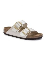 Birkenstock Klapki "Arizona Big Buckle" w kolorze białym rozmiar: 35. Białe klapki damskie Birkenstock, bez wzorów, z otwartym noskiem, bez obcasa, bez zapięcia. Za 454.95 zł.