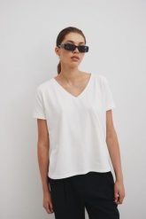 T shirt z dekoltem w kształcie V w kolorze ECRU- V NECK-S. Białe t-shirty damskie Marsala, s, bez wzorów, z bawełny, bez kołnierzyka. Za 69.90 zł.