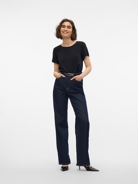 Vero Moda Bluzka w kolorze czarnym rozmiar: M. Czarne bluzki damskie Vero Moda, m, bez wzorów, z wiskozy, bez kołnierzyka, bez ramiączek. Za 64.95 zł.