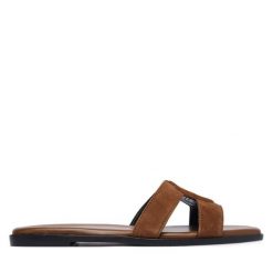 Klapki BOSS. Brązowe klapki damskie Boss, bez wzorów, bez obcasa, bez zapięcia. Za 899.99 zł.