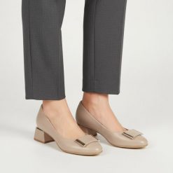 Czółenka damskie Armodo, cholewka skóra naturalna gładka klasyczny fason stabilny obcas metalowa ozdoba z przodu jednolita forma miękkie wykończenie. Brązowe czółenka damskie Armodo, z aplikacjami, ze skóry, bez obcasa, na obcasie. Za 379.00 zł.