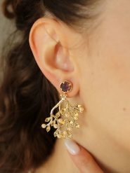 L'Atelier de Gaia Pozłacane kolczyki-wkrętki z ametystami rozmiar: onesize. Różowe kolczyki damskie L'Atelier de Gaia, z ametystem, pozłacane. Za 79.03 zł.