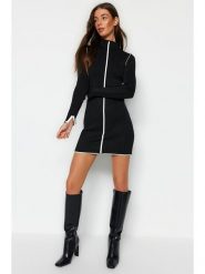 Trendyol Sukienka w kolorze czarnym rozmiar: M. Czarne sukienki damskie Trendyol, bez wzorów, bez ramiączek. Za 83.03 zł.