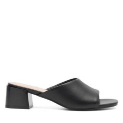 Klapki Lasocki. Czarne klapki damskie Lasocki, bez wzorów, bez obcasa, bez zapięcia. Za 159.99 zł.