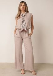 Ciemnobeżowy Letni Komplet Elegancki z Wiskozy Koszula Bez Rękawów Spodnie i Apaszka Pelena. Brązowe koszule damskie Born2be, na lato, bez wzorów, z satyny, eleganckie, bez kołnierzyka, bez ramiączek. Za 219.99 zł.