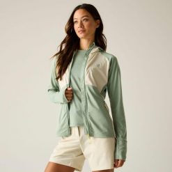 Damska bluza Evolving III z kapturem, elastyczna, w blokach kolorów. Czerwone bluzy damskie Dare 2b, l, bez wzorów, z materiału, z kapturem. Za 229.99 zł.