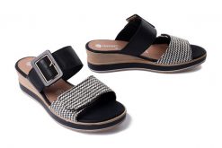 RIEKER REMONTE D6463-03 black combiantion, klapki damskie. Czarne klapki damskie Rieker Remonte, bez wzorów, bez obcasa, na koturnie, bez zapięcia. Za 244.93 zł.