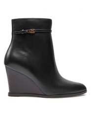Tory Burch Botki Double T Buckle 158092-006 Czarny. Czarne botki damskie Tory Burch, ze skóry, bez obcasa, na koturnie, bez zapięcia. Za 2,039.00 zł.