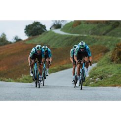 Czapka z daszkiem rowerowa Van Rysel oficjalna Decathlon AG2R La Mondiale Team. Białe czapki z daszkiem damskie VAN RYSEL, bez wzorów, z elastanu. Za 44.99 zł.