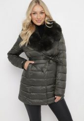 Ciemnozielona Pikowana Kurtka z Paskiem i Futrzanym Kołnierzem Gunnitte. Zielone kurtki damskie Born2be, l, bez wzorów, z futra, bez kaptura. Za 139.99 zł.