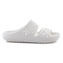 Klapki Crocs Classic Floral Cutout sandal 210966-0WV białe. Białe klapki damskie w ażurowe wzory, bez obcasa, bez zapięcia. Za 287.57 zł.